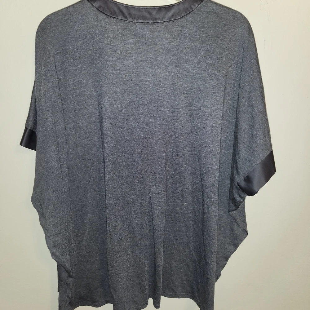 Natori Gray Satin-Trim Liungewwar Top